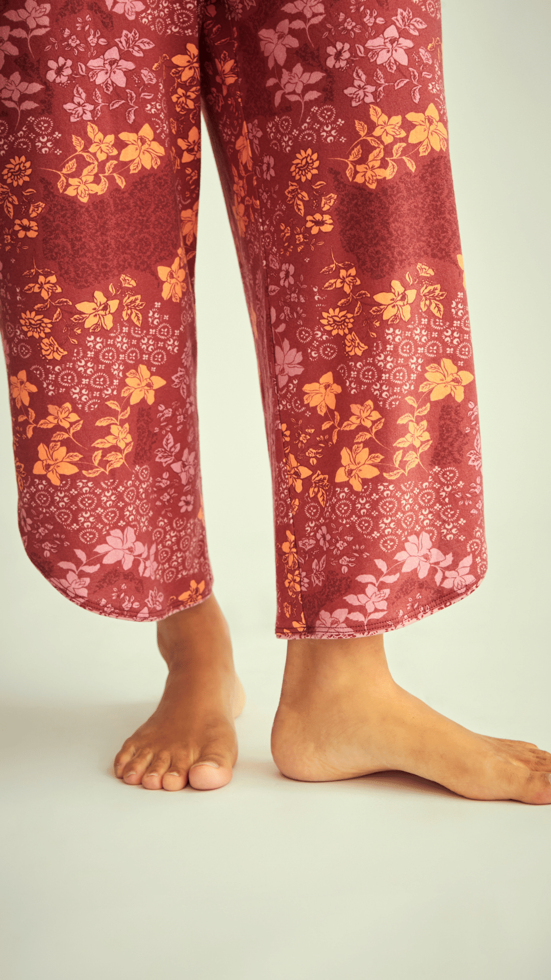 Pantalón Floral Fusion & Top Dalia Cabernet